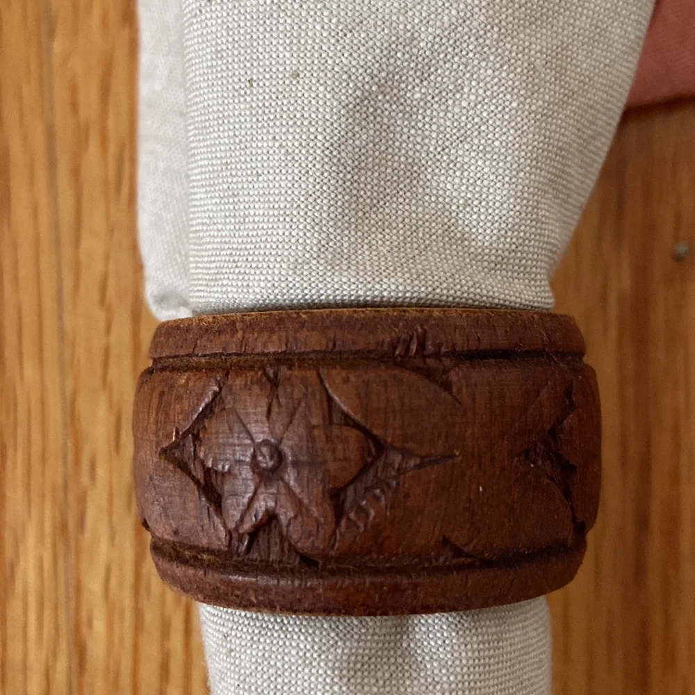 Napkins & Carved Wooden Elephant Napkin Ring Holder Bundle